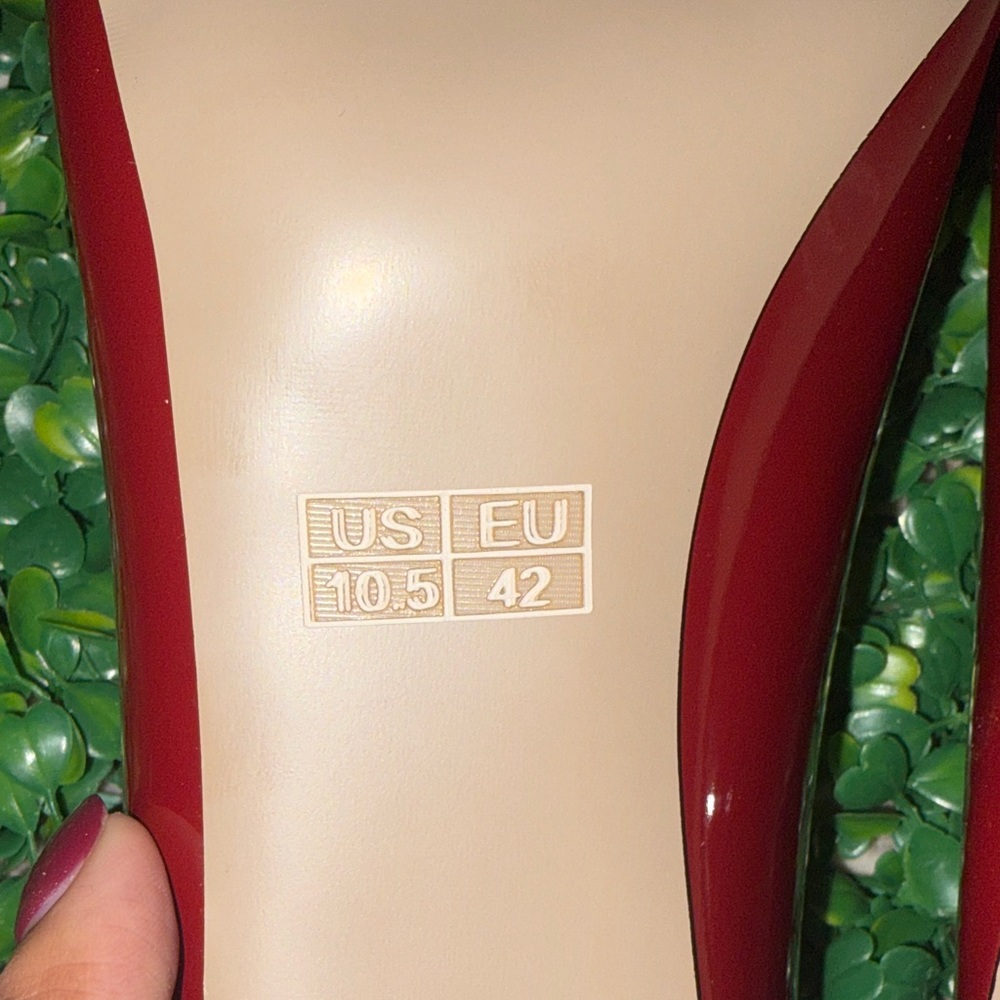 Red Pumps - image 4